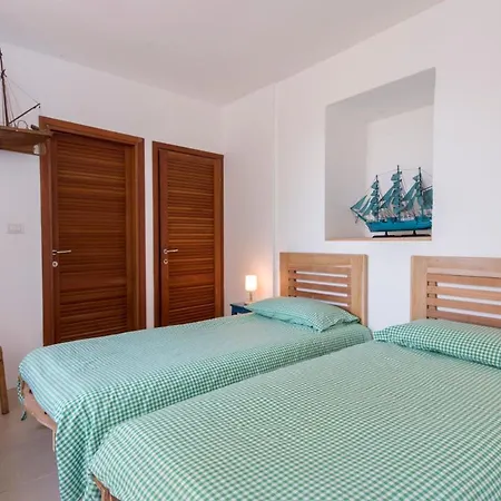 Villa Sleeps 10 With Air Con *