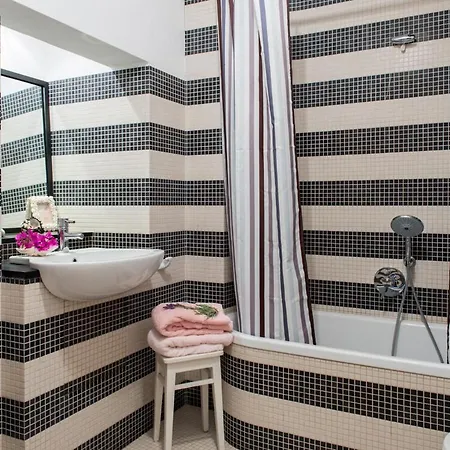 Sleeps 10 With Air Con Villa